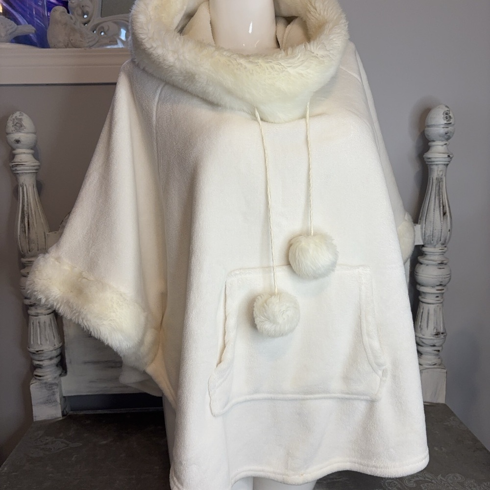 La Vie En Rose Soft White Faux Fur Wrap